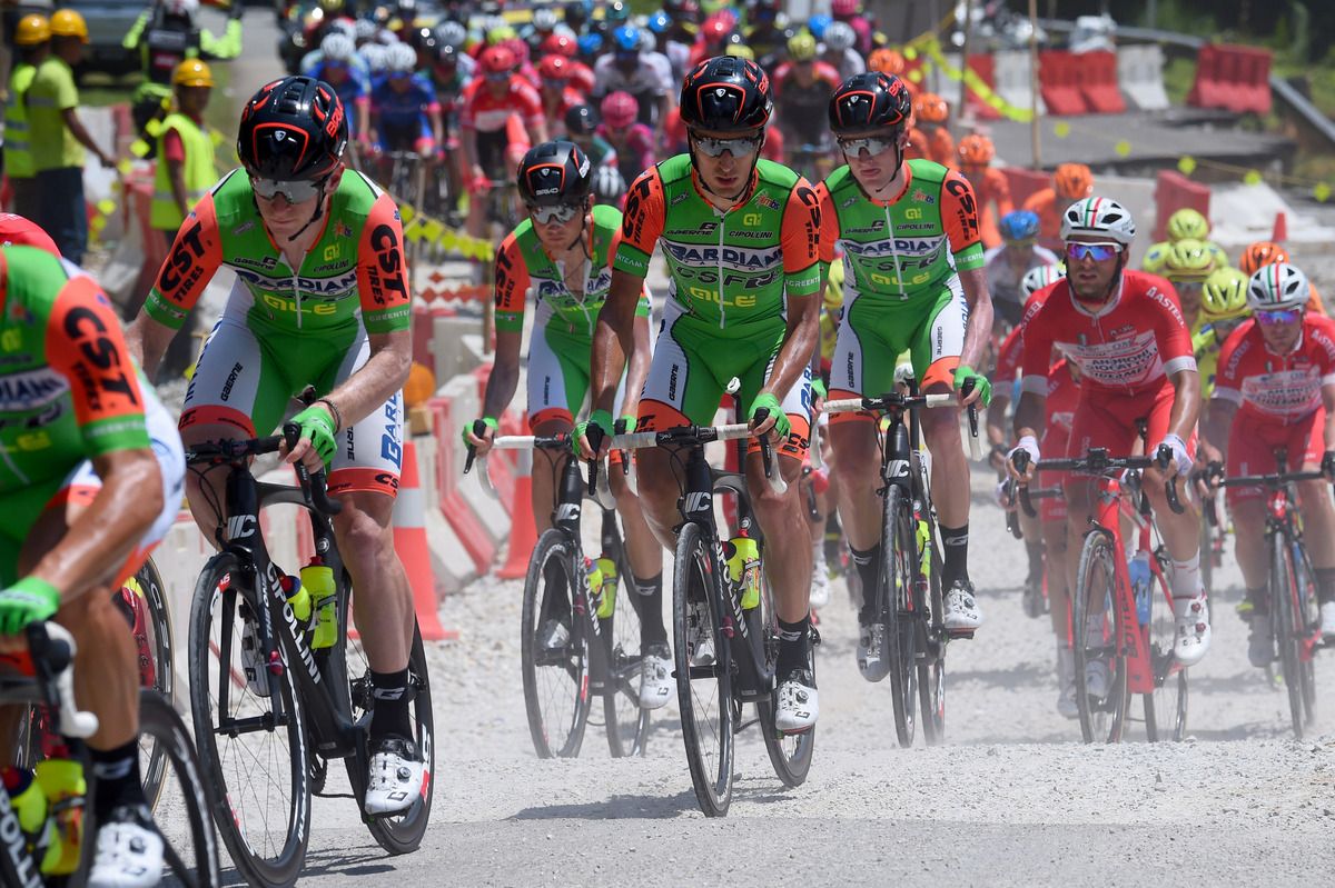 Paolo Simion and his Bardiani CSF teammates on the short section of strade bianche