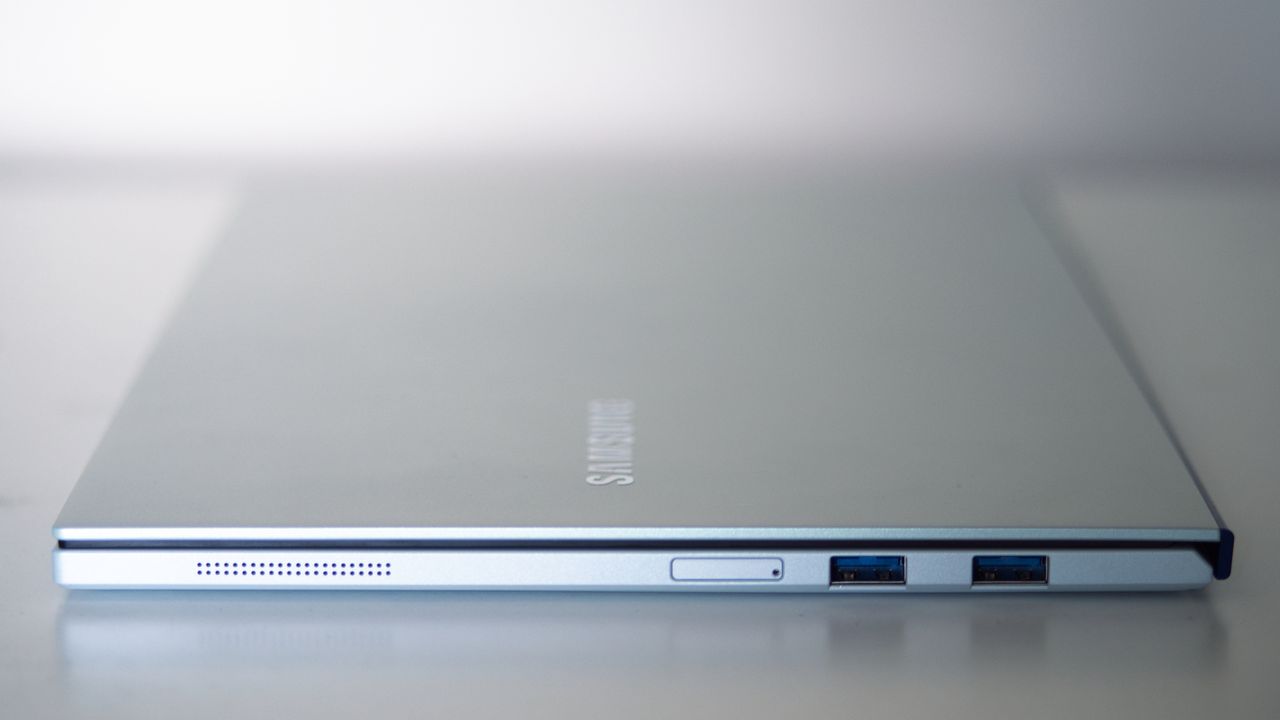 Samsung Galaxy Book Ion - right edge