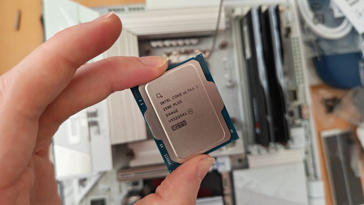 A reviewer holding the Intel Core Ultra 5 250K Plus