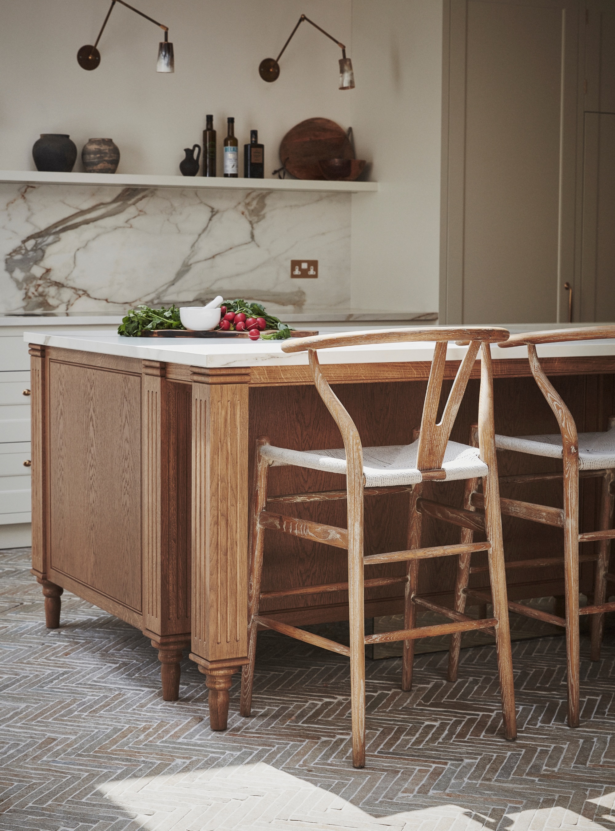 Neutral kitchen with porcelain countertop