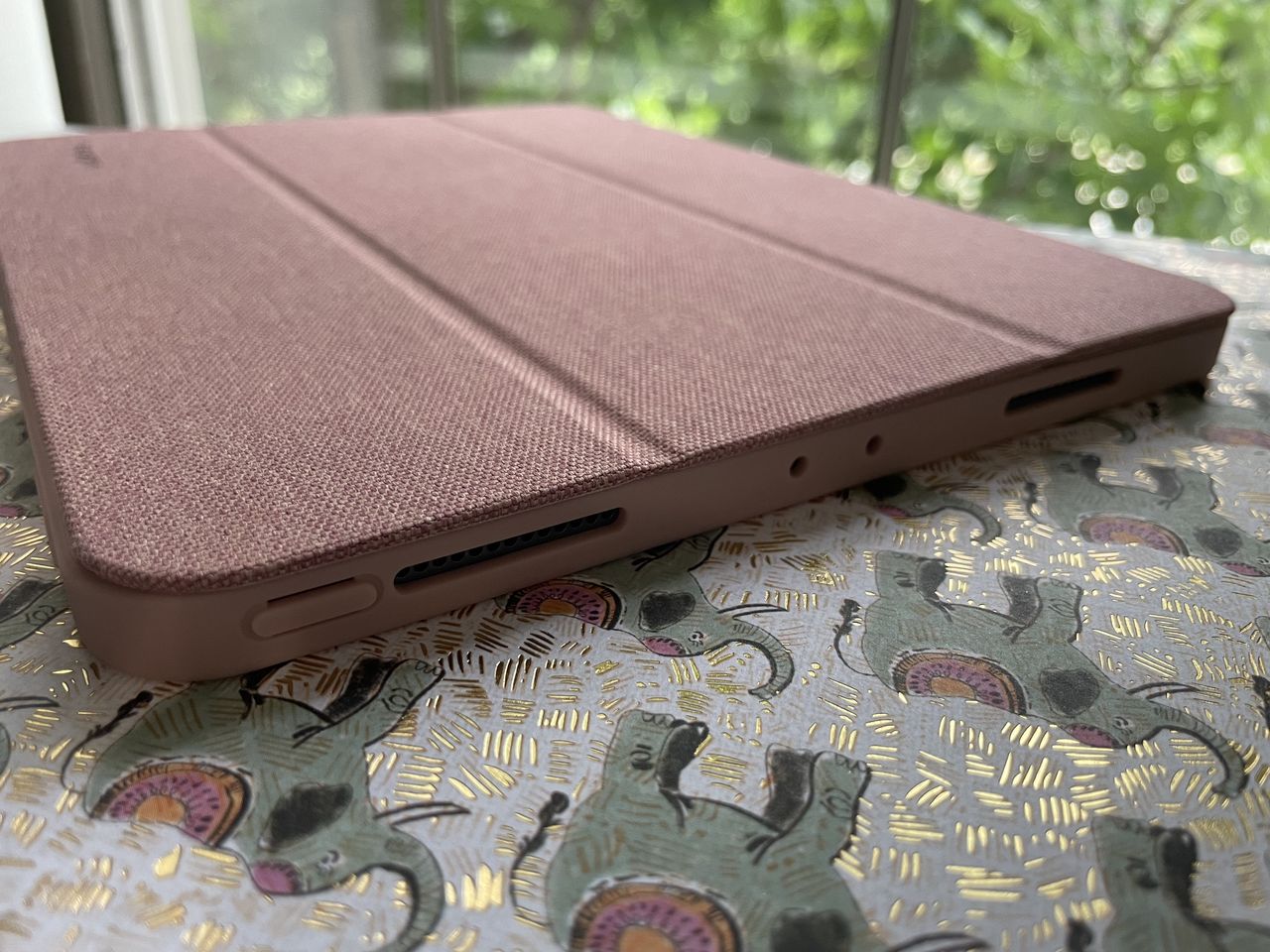Spigen Urban Fit Ipad Case Lifestyle Close Up Top