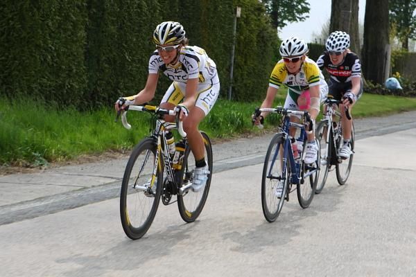 Evelyn Stevens (HTC - Columbia Women) in a break with Ruth Corset (Tibco) and Patricia Schwager (Cervelo Test Team)