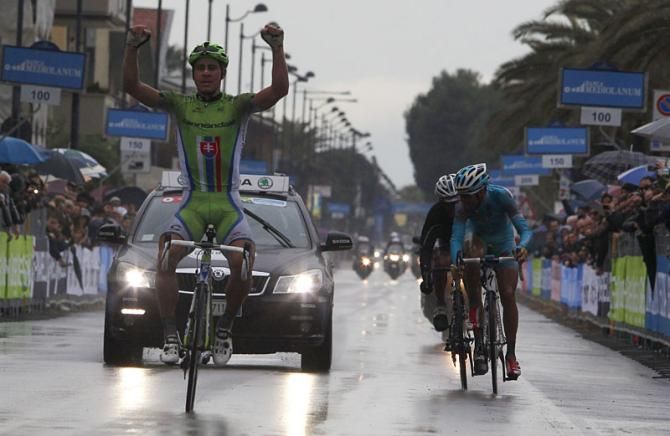Peter Sagan (Cannondale) triumphs at the end of a wet stage 6