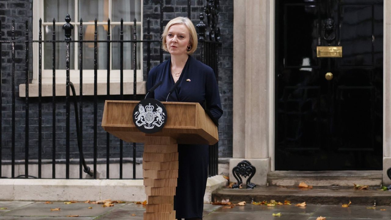 Liz Truss outside 10 Downing Street 