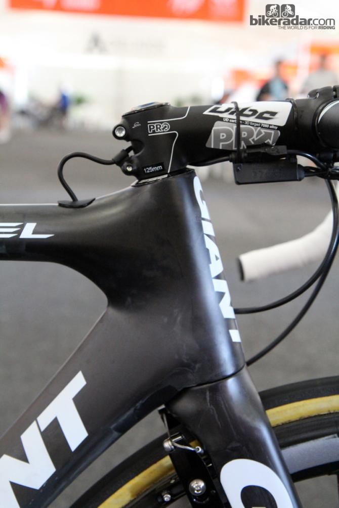 Giant uses its usual massive oversized OverDrive 2 1 1/4-to-1 1/2" steerer for the new Propel Advanced SL but the hourglass-profile head tube and trim headset bearing cartridges still yield a surprisingly slim exterior shape.
