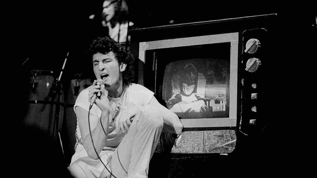 The Tubes&amp;rsquo; Fee Waybill onstage next to a TV in 1979