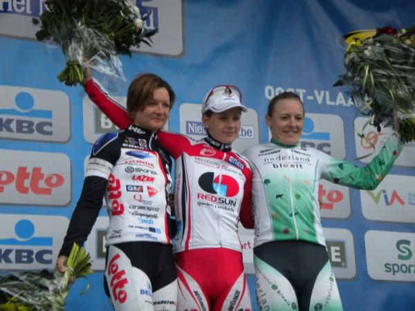 Grace Verbeke (3rd, Lotto Ladies), Emma Johansson (1st, Red Sun Cycling Team) and Liesbet de Vocht (2nd, Nederland Bloeit)