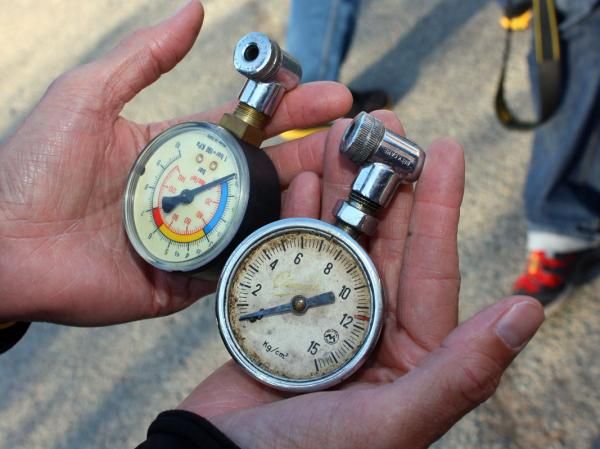 These pressure gauges have followed Devriese from team to team and according to him, still work perfectly.