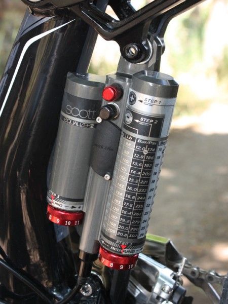 The proprietary Scott Equalizer 2 pull shock requires very high inflation pressures - take a closer look at the tuning guide!