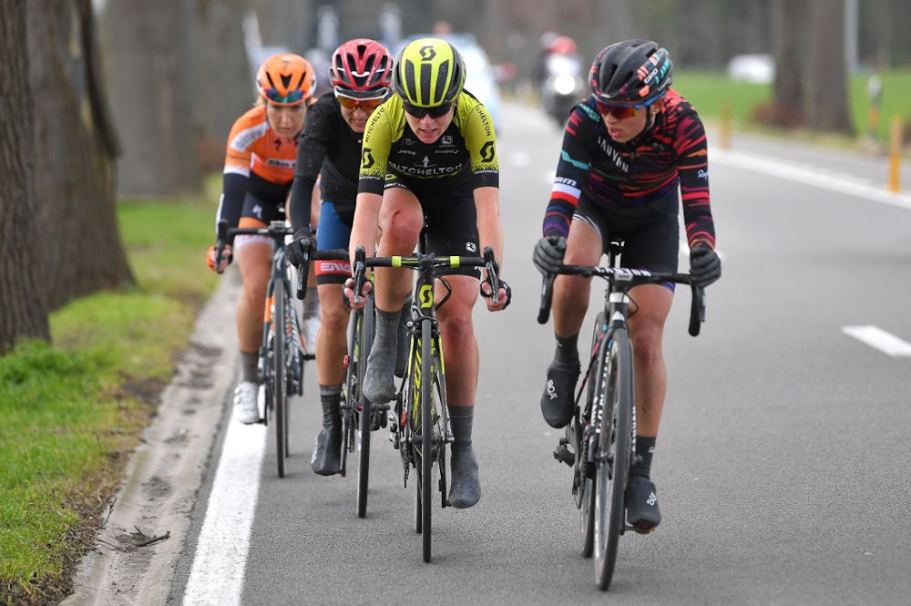 Katarzyna Niewiadoma (Canyon SRAM) leads the chase at Tour of Flanders