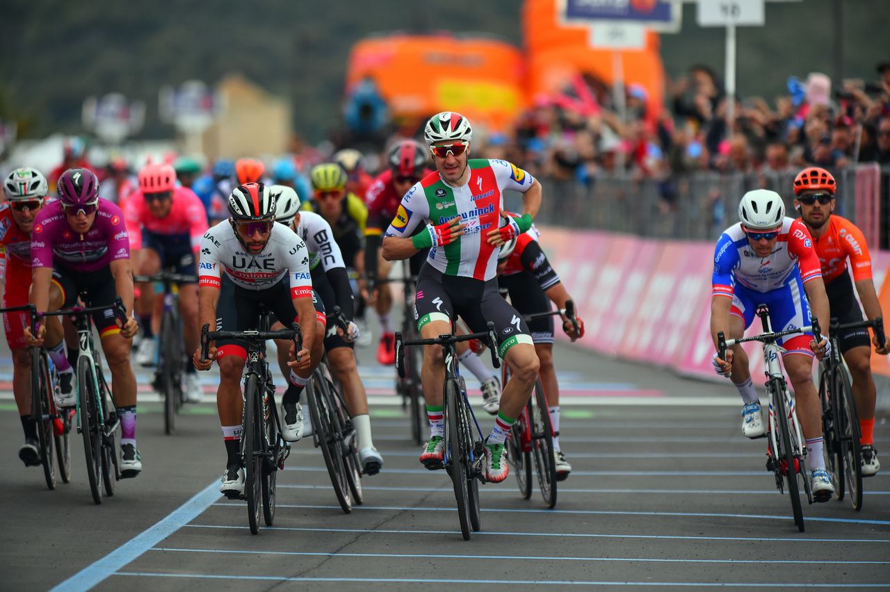 Elia Viviani (Deceuninck-Quick Step) takes the win on stage 3