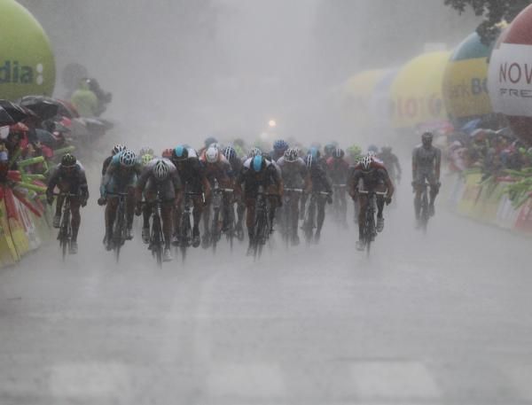 An absolute deluge engulfed the peloton as they sprint to the finish of stage 7 in Krakow.