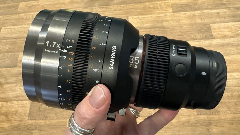 Samyang's ingenious attachment turns its VAF lenses anamorphic