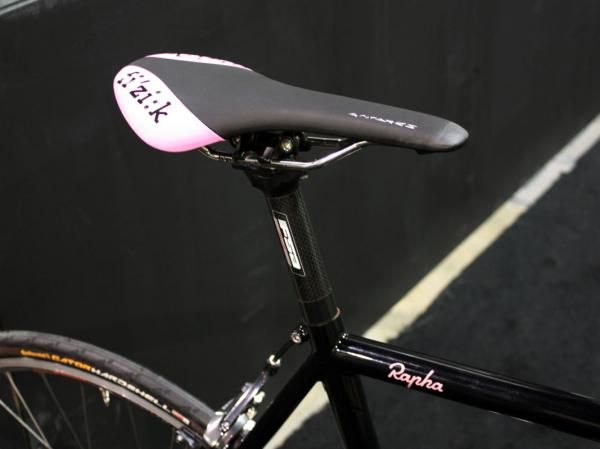 A custom pink-accented fi'zi:k saddle complements the rest of the Signal Cycles Rapha Continental bike.