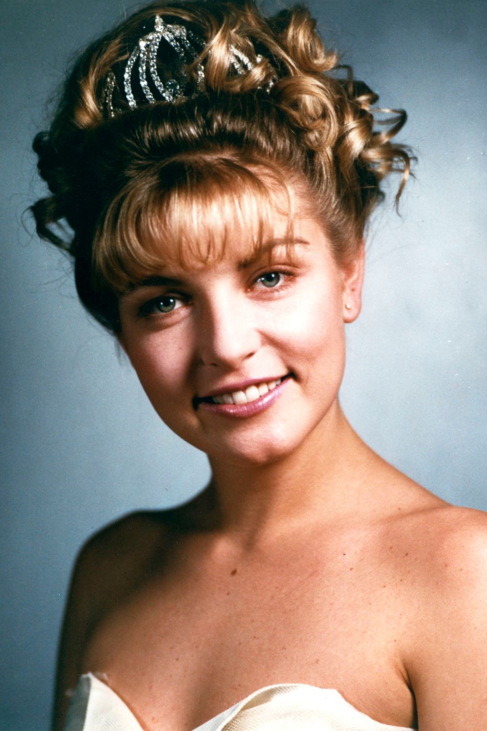 Homecoming queen Laura Palmer (Sheryl Lee, pictured) is found dead, washed up on a riverbank wrapped in plastic sheeting.