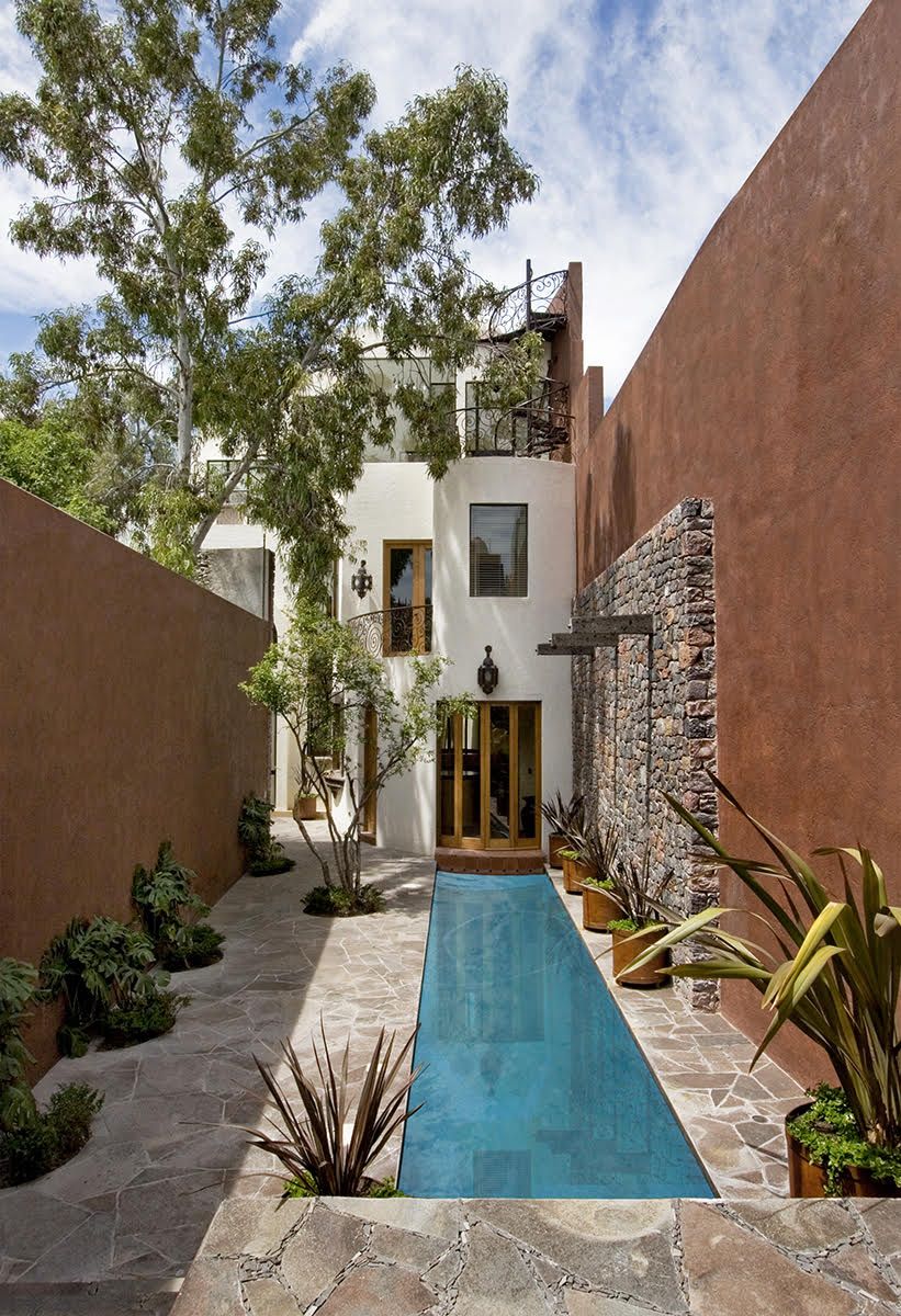 Small pool in the narrow backyard