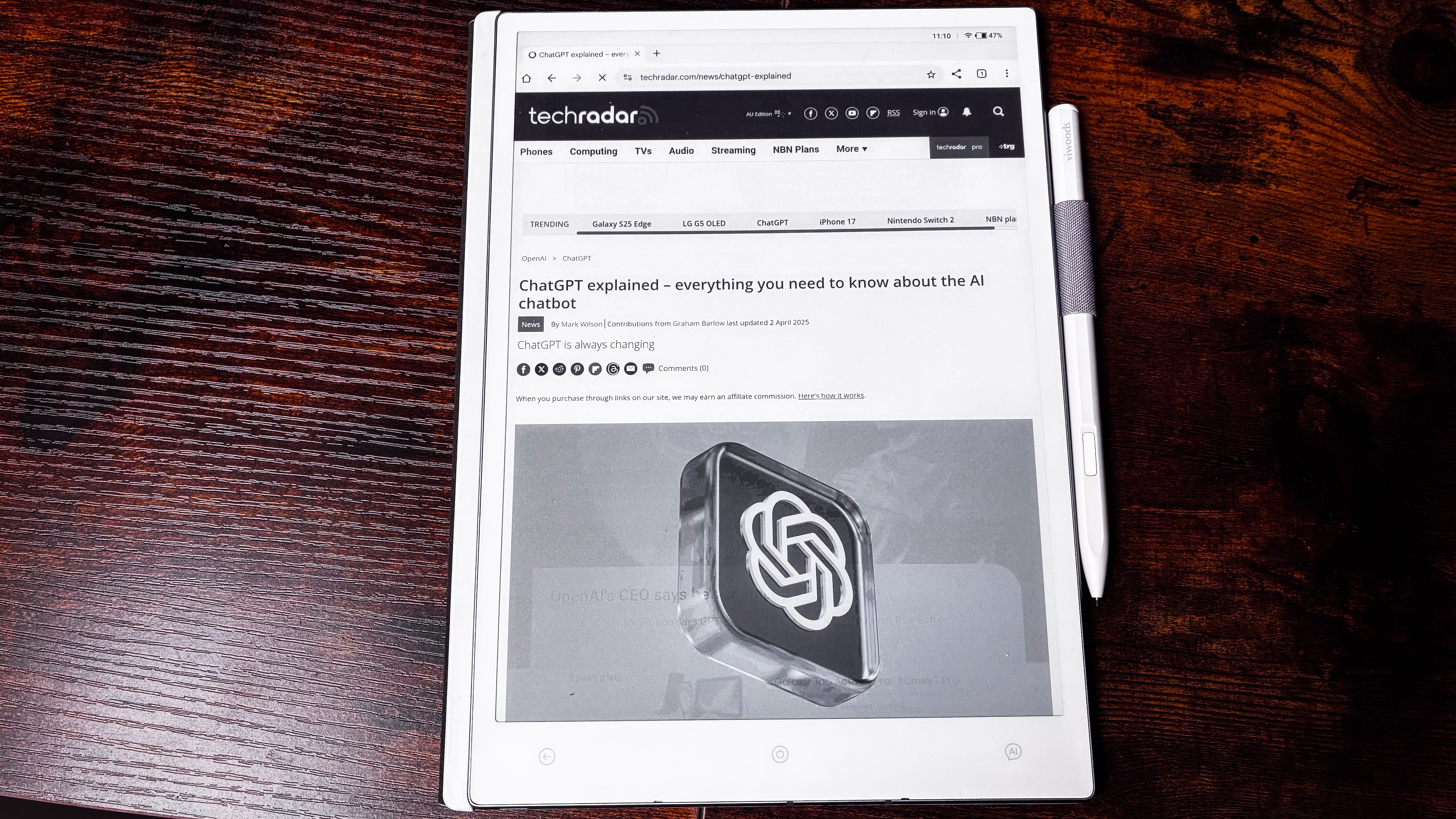 A TechRadar article open in Google Chrome on the ViWoods AiPaper