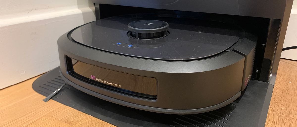 The Eureka J20 robot vacuum in its base station