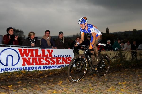 Bart Aernouts (Rabobank - Giant Off Road Team) climbs on the cobbles.