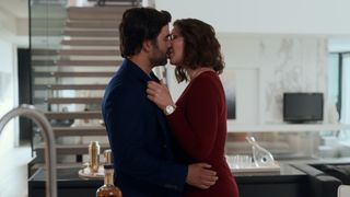 Ignacio Serricchio (danny) and katherine heigl (Tully) kissing in firefly lane season 2