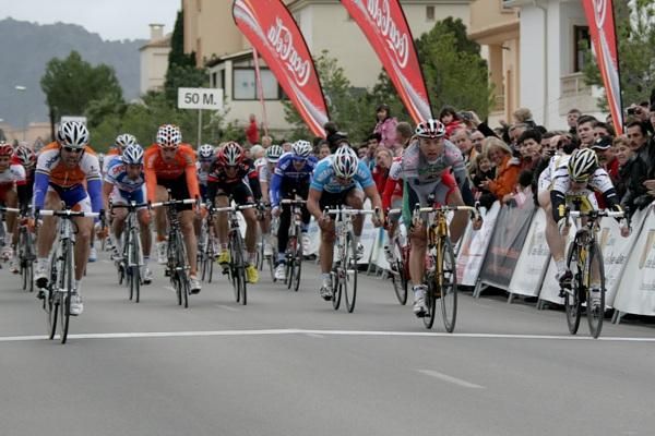 &Oacute;scar Freire (Rabobank) outsprints Andre Greipel (HTC-Columbia) for the win.