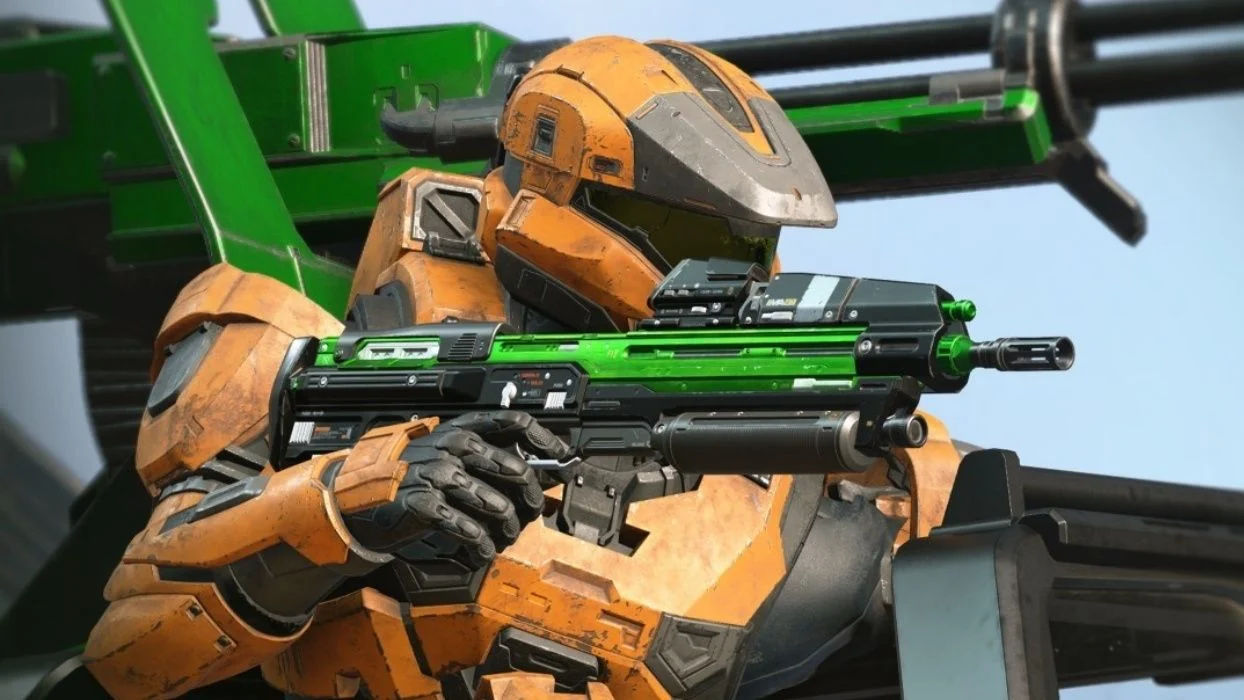 Pemain Halo Infinite dengan baju zirah khusus dan kulit senjata