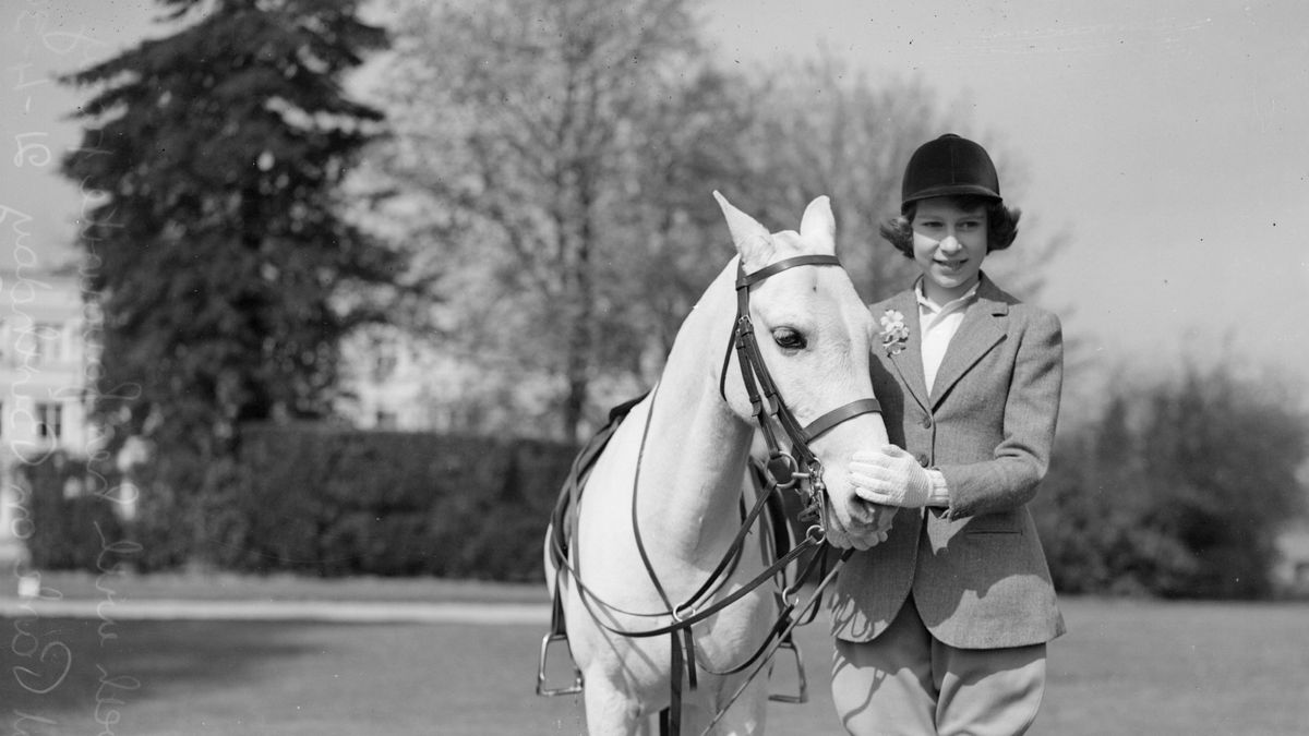 L'enfance ruinée de la reine et pourquoi elle ne laissera pas Prince George subir le même chagrin