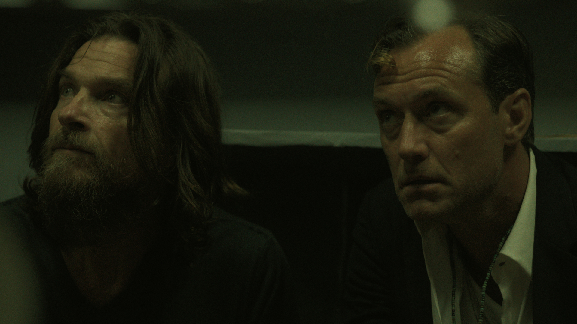 jason bateman and jude law as brothers jake and vince in black rabbit