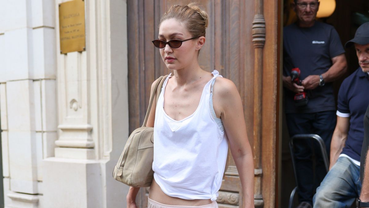 Lace-Trim Skirts Are Still Everywhere—This is the Shoe That Makes Them Look 2026 Instead of Dated