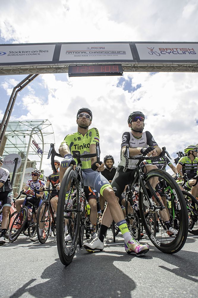 Tinkoff's Adam Blythe &amp; Dimension Data's Mark Cavendish prepare to start.
