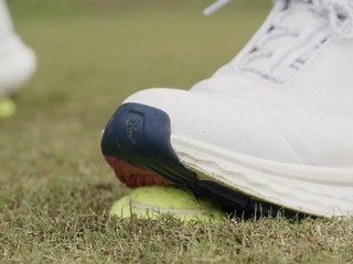 Anders Mankert demonstrating the tennis ball drill for weight transfer, showing half a tennis ball under his lead toe