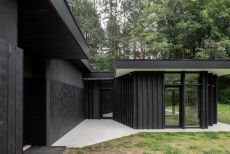 The dark form of house BPB by David Bulckaen, a 1960s bungalow renovation