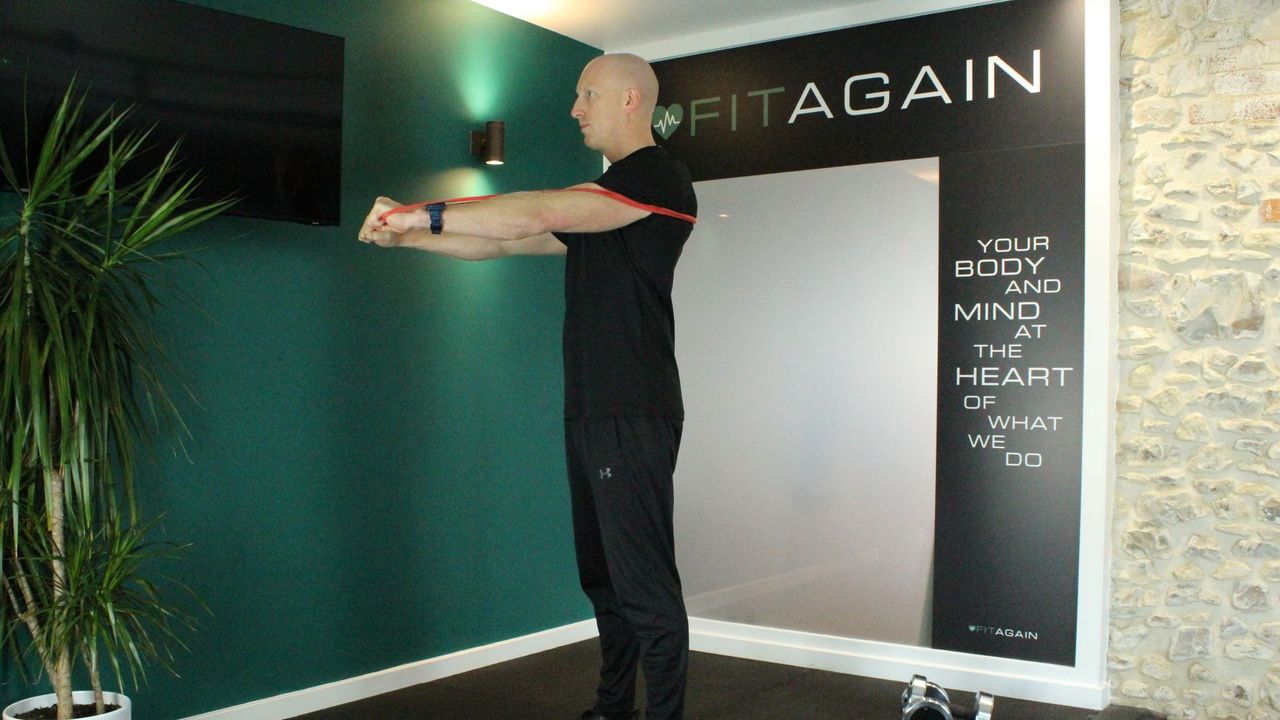 PT Andrew Watkins does reisistance band workout