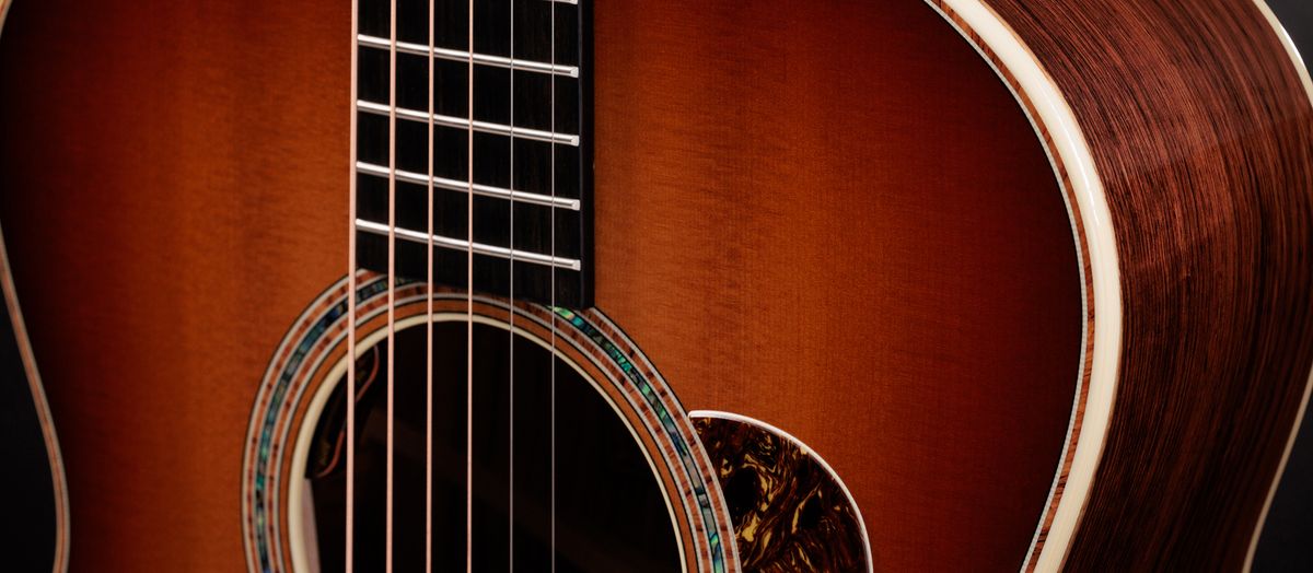 A cropped photo showing Taylor&#039;s 814e SB Super Auditorium acoustic guitar