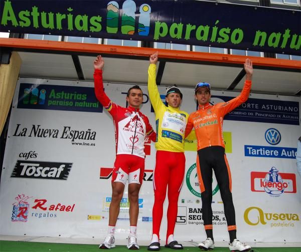 The final podium: Fabio Duarte (2nd, Cafe De Colombia - Colombia Es Pasion), Constantino Zaballa (1st, Loule - Louletano) and Be&ntilde;at Intxausti (3rd, Euskaltel - Euskadi)