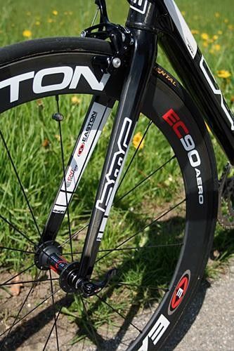 The SLX01 Racemaster's fork is stiff and comfortable but is fitted with a heavier aluminium steerer to save some costs.