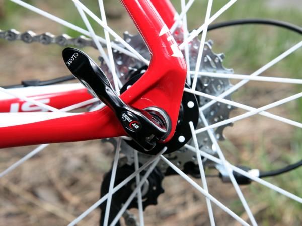 Jeremy Powers' (Jelly Belly p/b Kenda) Focus Izalco Pro uses carbon fiber dropouts.