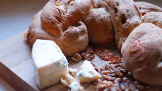 Walnut and stilton soda bread