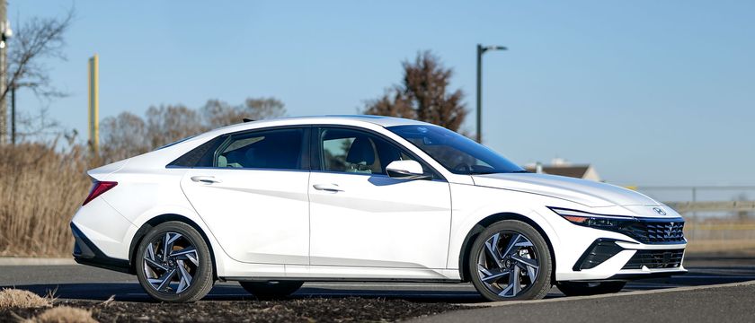 2025 Hyundai Elantra Hybrid Limited test drive review.