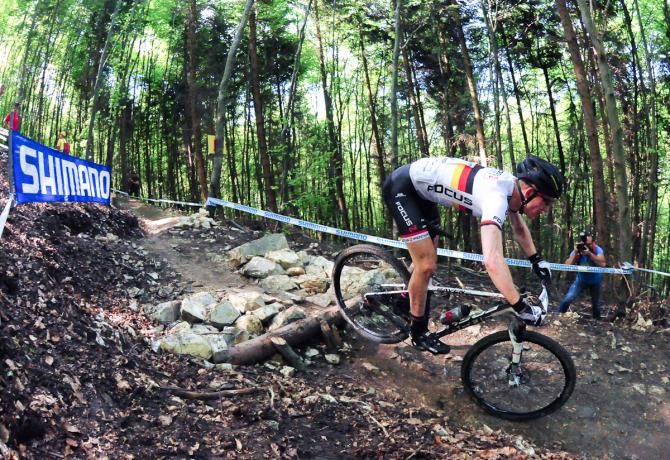Markus Schulte-Luenzum (Focus XC Team) with a gap on the rocky descent