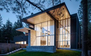 The house finds itself surrounded by the natural landscape consisted of Lake Tahoe, Sierra Nevada mountains and inumerable pine trees