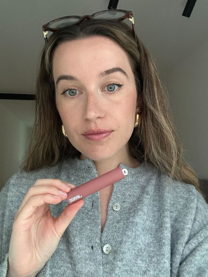 La giovane beauty editor Grace Lindsay prova un prodotto volumizzante per le labbra di Makeup By Mario
