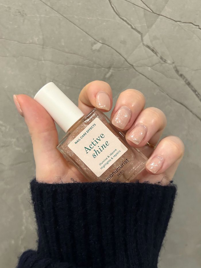 Junior beauty editor Grace Lindsay wearing Manucurist Active Shine