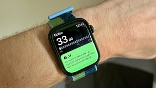 Apple Watch Series 7 lydovervågning på håndleddet