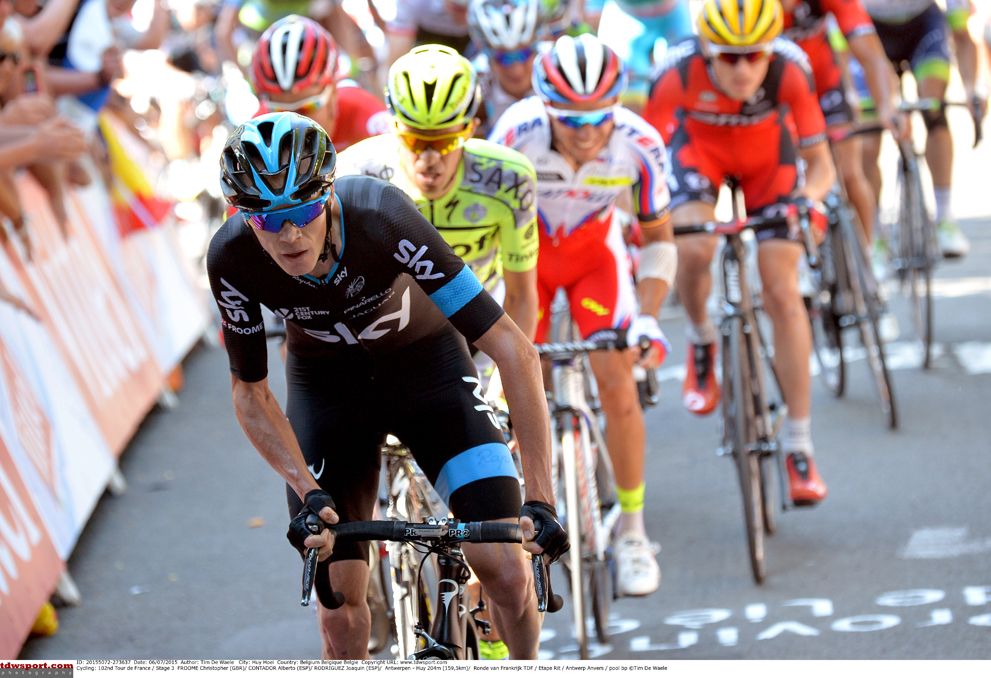 Chris Froome leaves his GC rivals behind on the Mur