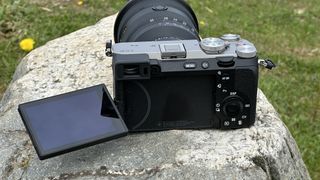 Appareil photo sans miroir Sony A7C II avec écran à angle variable retourné sur le côté à l'extérieur sur un rocher avec l'objectif Sony FE 16-35mm F2.8 GM II monté.