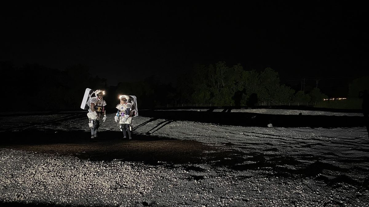 Bir NASA astronotu Artemis’in inişine hazırlık amacıyla Ay’da yürüyor (fotoğraf)