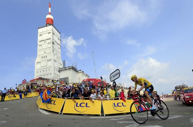 The final few hundred meters for Chris Froome (Sky)