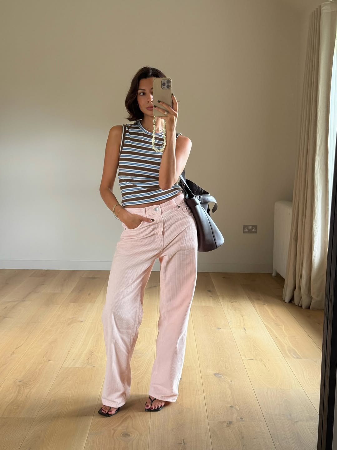 Marianne in pink jeans