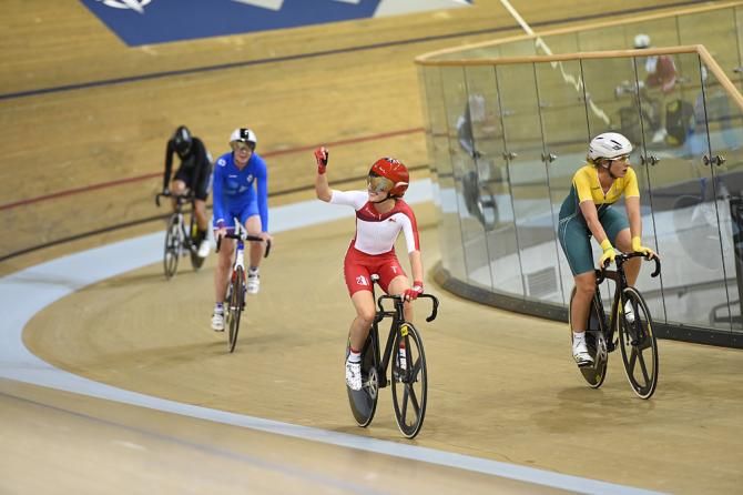 Laura Trott wins the women's points race for England